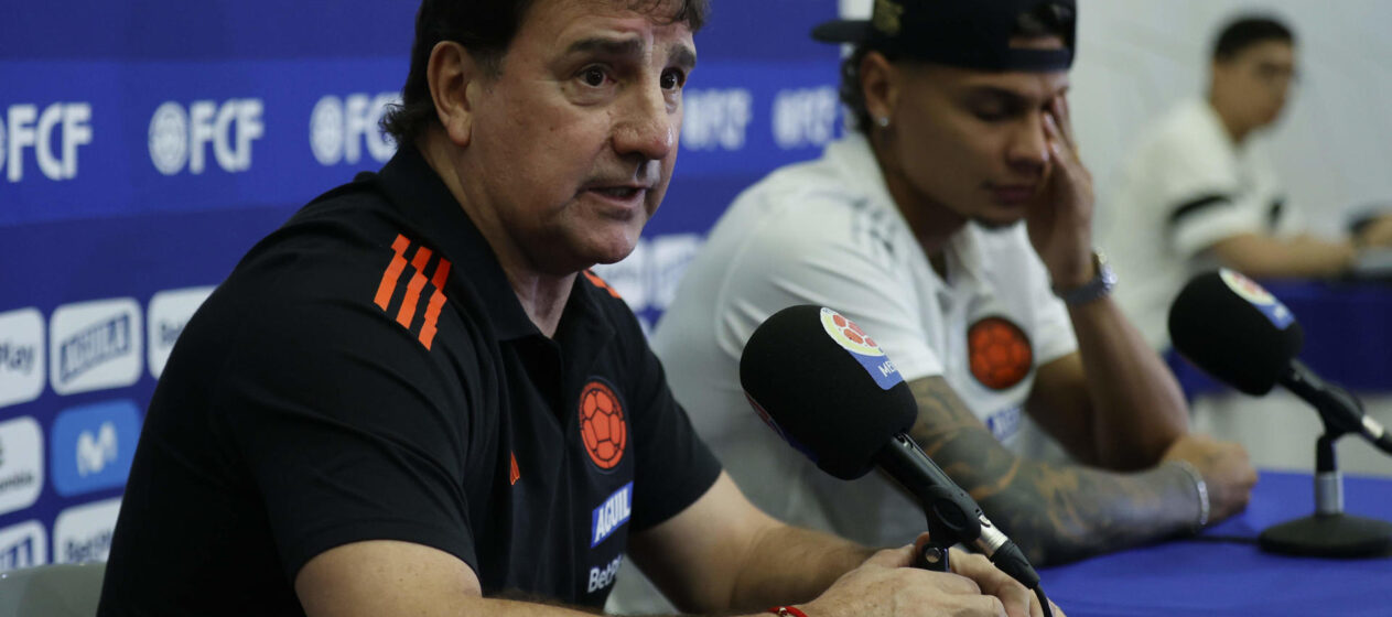 El director técnico de la selección Colombia de fútbol, Néstor Lorenzo (i), habla junto al jugador Richard Ríos durante una rueda de prensa en Barranquilla (Colombia). EFE/Mauricio Dueñas Castañeda
