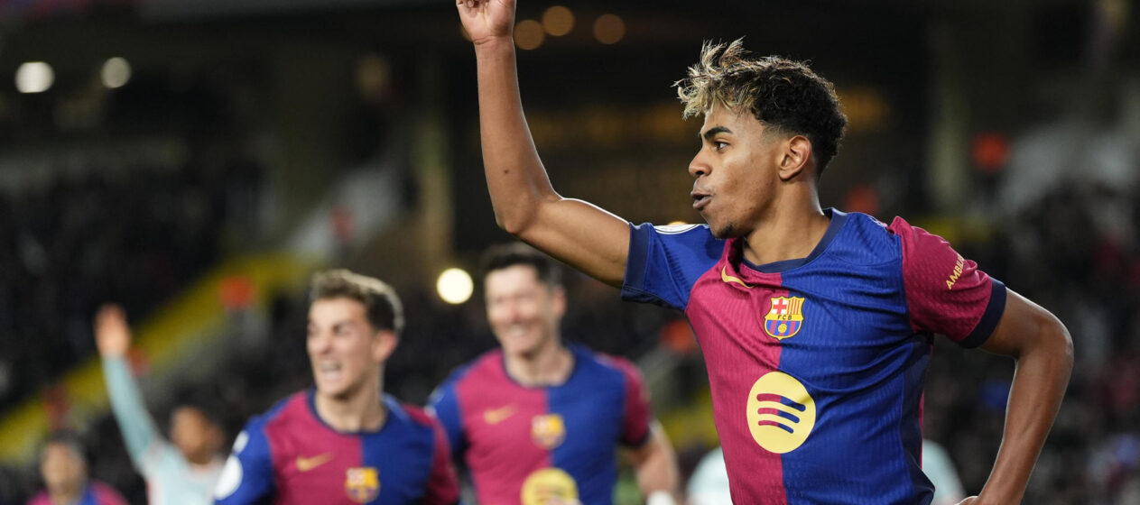 El delantero del FC Barcelona Lamine Yamal celebra un gol. EFE/Siu Wu