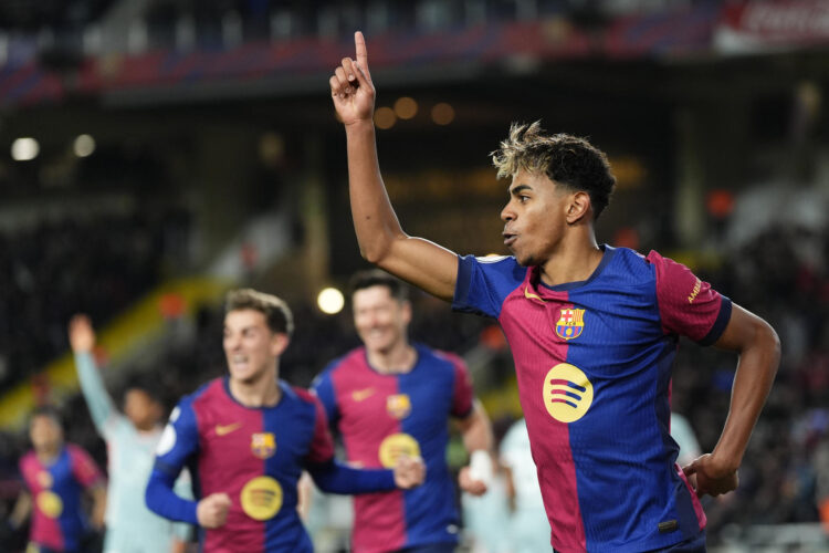 El delantero del FC Barcelona Lamine Yamal celebra un gol. EFE/Siu Wu