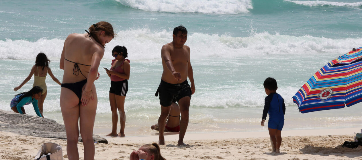 MEX6702. CANCÚN (MÉXICO), 17/03/2025.- Turistas descansan este lunes en una playa del balneario de Cancún en Quintana Roo (México). Cancún, uno de los principales destinos turísticos mexicanos, ha visto una drástica reducción en la llegada de turistas denominados 'spring breakers', un segmento clave para el sector terciario en el Caribe mexicano. EFE/Alonso Cupul