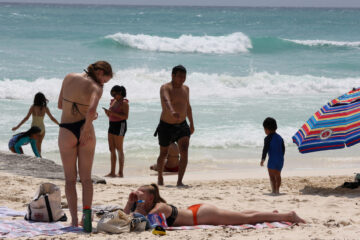 MEX6702. CANCÚN (MÉXICO), 17/03/2025.- Turistas descansan este lunes en una playa del balneario de Cancún en Quintana Roo (México). Cancún, uno de los principales destinos turísticos mexicanos, ha visto una drástica reducción en la llegada de turistas denominados 'spring breakers', un segmento clave para el sector terciario en el Caribe mexicano. EFE/Alonso Cupul