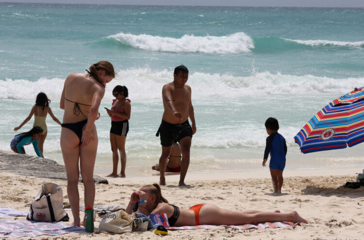 MEX6702. CANCÚN (MÉXICO), 17/03/2025.- Turistas descansan este lunes en una playa del balneario de Cancún en Quintana Roo (México). Cancún, uno de los principales destinos turísticos mexicanos, ha visto una drástica reducción en la llegada de turistas denominados 'spring breakers', un segmento clave para el sector terciario en el Caribe mexicano. EFE/Alonso Cupul