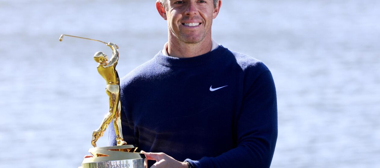 Rory McIlroy posa con el trofeo que lo acredita como el campeón del The Players en Ponte Vedra Beach, Florida. EFE/EPA/ERIK S. LESSER