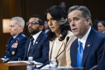 El director de la Agencia de Seguridad Nacional, Timothy Haugh (i), el Director del FBI, Kash Patel (2-i), la directora de Inteligencia Nacional, Tulsi Gabbard (2-d), y el director de la CIA, John Ratcliffe (d), testifican ante una audiencia del Comité de Inteligencia del Senado (Selecto) sobre 'amenazas mundiales' en el Edificio de Oficinas del Senado Dirksen en Washington, DC, EE. UU., el 25 de marzo de 2025. EFE/EPA/JIM LO SCALZO