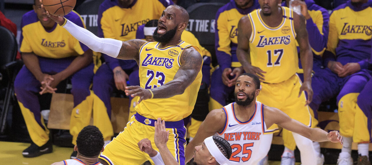 LeBron James (i) de Los Angeles Lakers entra a canasta durante elpartido de la NBA contra los New York Knicks en el Crypto.com Arena en Los Ángeles, California (EE.UU.). EFE/Javier Rojas