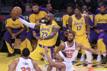 LeBron James (i) de Los Angeles Lakers entra a canasta durante elpartido de la NBA contra los New York Knicks en el Crypto.com Arena en Los Ángeles, California (EE.UU.). EFE/Javier Rojas