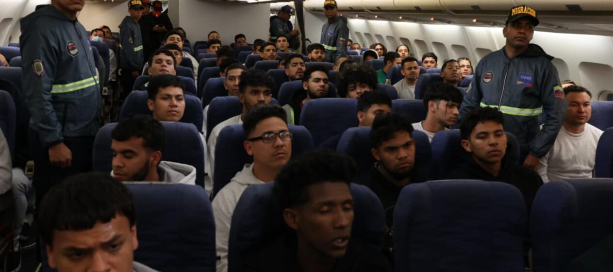 Fotografía cedida por Prensa del Ministerio de Interior, Justicia y Paz, donde se observa a personas momentos antes de bajarse de un avión en el Aeropuerto Internacional Simón Bolívar, en La Guaira (Venezuela). EFE/ Prensa del Ministerio para Interior, Justicia y Paz