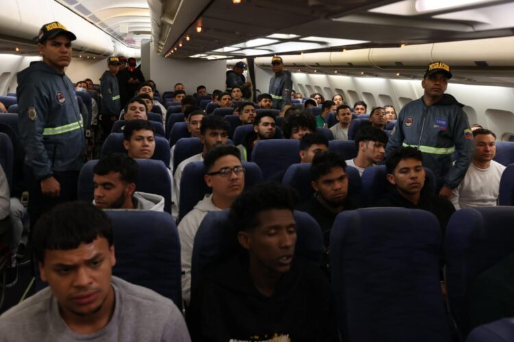 Fotografía cedida por Prensa del Ministerio de Interior, Justicia y Paz, donde se observa a personas momentos antes de bajarse de un avión en el Aeropuerto Internacional Simón Bolívar, en La Guaira (Venezuela). EFE/ Prensa del Ministerio para Interior, Justicia y Paz