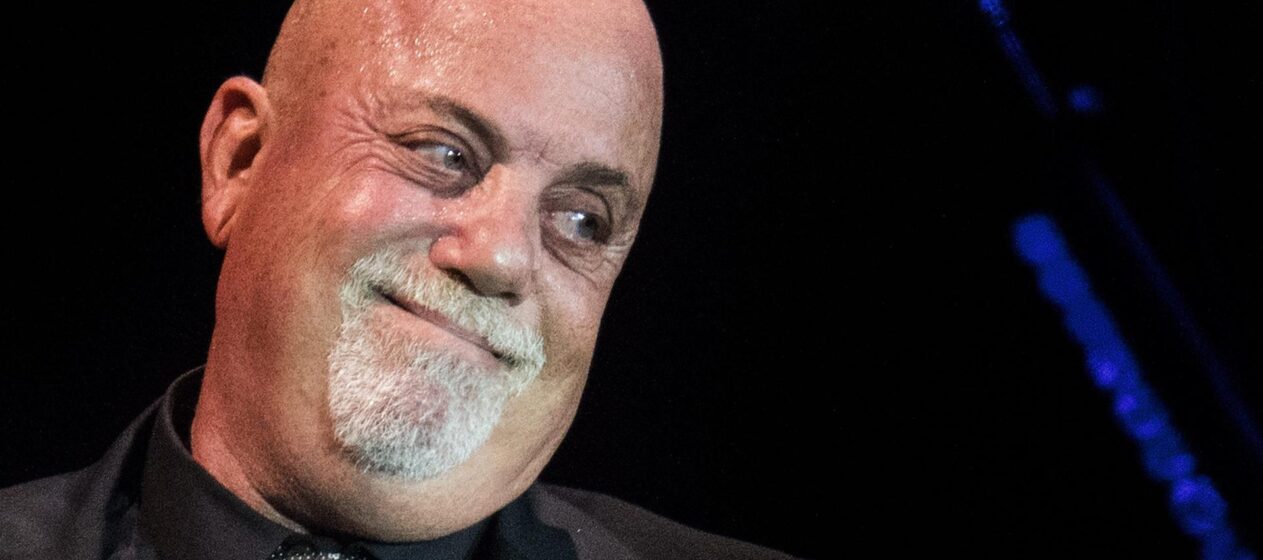 Fotografía de archivo, tomada en septiembre de 2016, en la que se registró al cantautor y pianista estadounidense Billy Joel, durante un concierto en Alemania. EFE/Boris Roessler