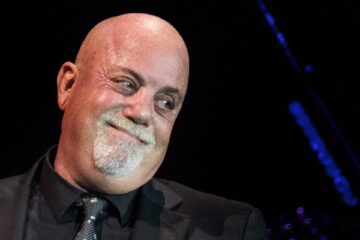 Fotografía de archivo, tomada en septiembre de 2016, en la que se registró al cantautor y pianista estadounidense Billy Joel, durante un concierto en Alemania. EFE/Boris Roessler