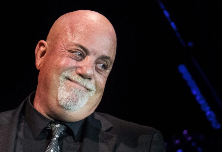 Fotografía de archivo, tomada en septiembre de 2016, en la que se registró al cantautor y pianista estadounidense Billy Joel, durante un concierto en Alemania. EFE/Boris Roessler