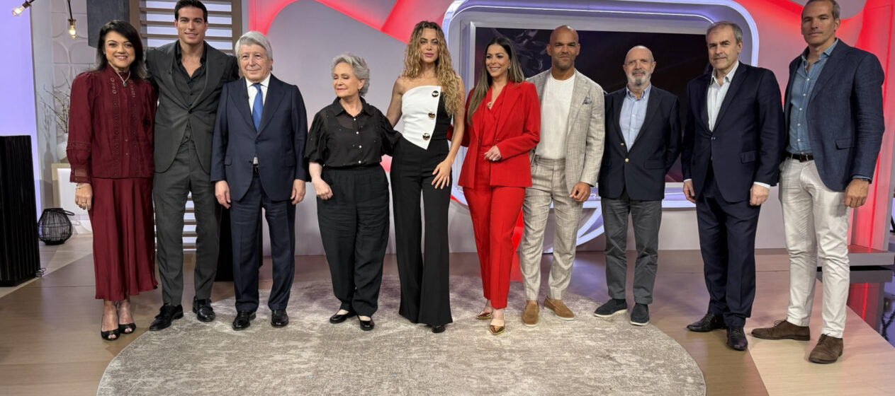 Fotografía del presidente ejecutivo de los Premios Platino, Enrique Cerezo (3-i), la actriz mexicana Adriana Barraza (4-i); la actriz española Candela Márquez (5-i), y actor puertorriqueño Amaury Nolasco (4-d) posando durante la rueda de prensa donde se presentaron las nominaciones de los XII Premios Platino en los estudios de Telemundo Center en Miami (Estados Unidos). EFE/ Alicia Civita