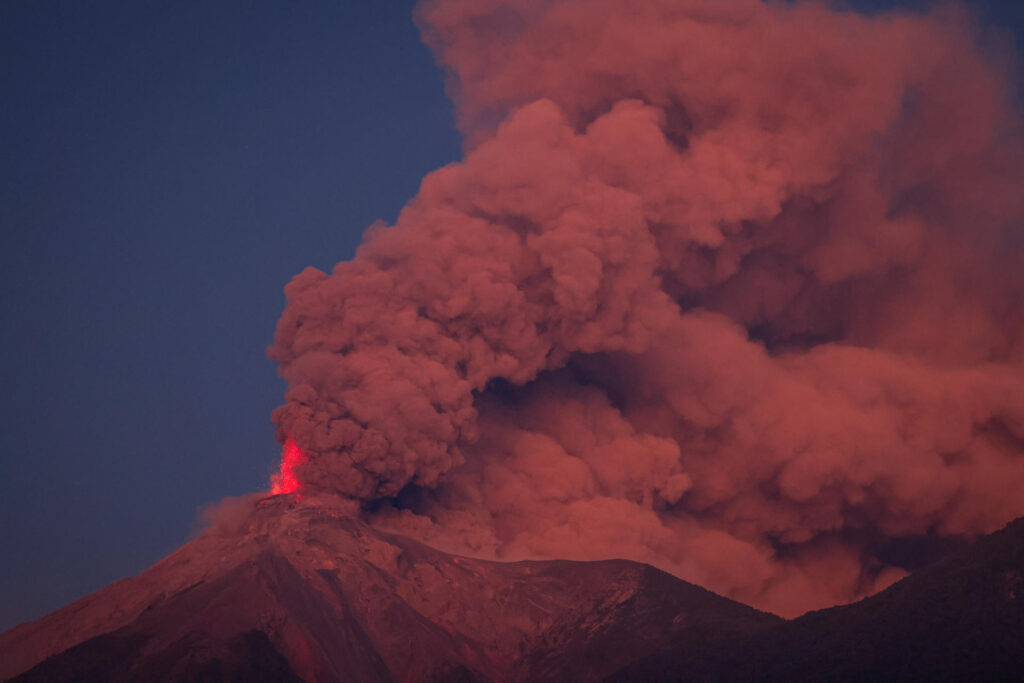 e5523ee1e233f2671c03df0ec514d1170242914fw-1024x683 El volcán de Fuego, en el centro de Guatemala, se encuentra en "erupción masiva"