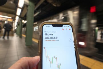 AME4558. NUEVA YORK (ESTADOS UNIDOS), 28/02/2025.- Una persona revisa el movimiento de la criptomoneda Bitcoin en una aplicación móvil este martes, en Nueva York (EE.UU.). Las criptomonedas siguen generando cambios profundos en la economía y la regulación global. En América, tres países muestran realidades contrastantes: Estados Unidos flexibiliza su marco regulador bajo el segundo mandato de Donald Trump, Argentina lidera la adopción cripto en Latinoamérica, y El Salvador, tras haber sido pionero en hacer del bitcóin una moneda de curso legal, enfrenta un retroceso en su apuesta digital. EFE/ Ángel Colmenares