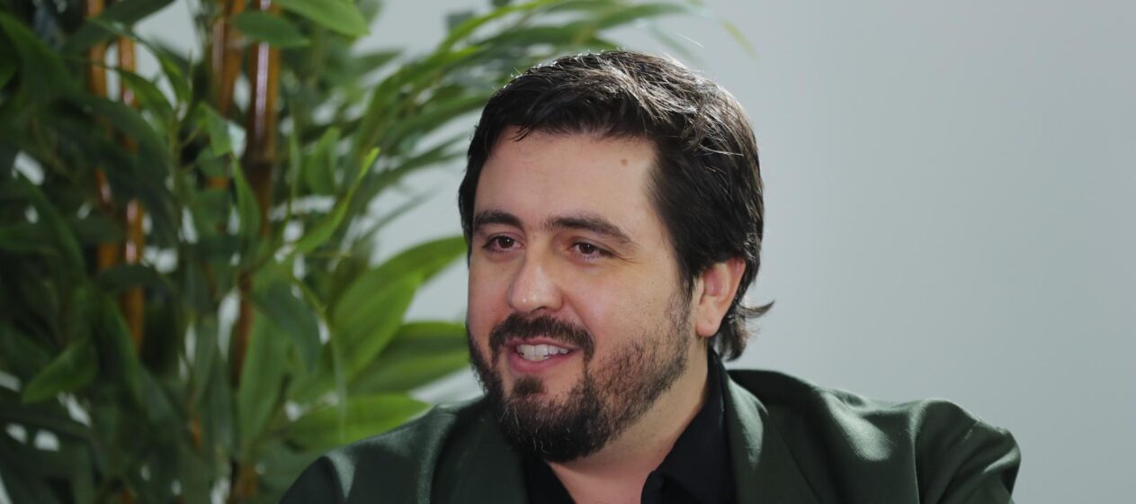 Fotografía del 14 de marzo de 2025 del empresario mexicano, Amaury Vergara, hablando durante una entrevista con EFE en Guadalajara (México). EFE/ Francisco Guasco