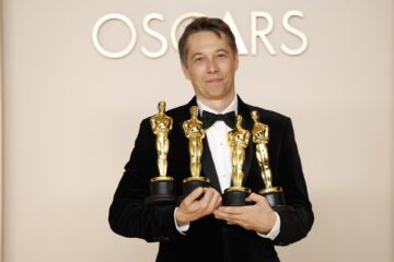 Sean Baker, ganador por Mejor Película, Mejor Dirección, Mejor Montaje y Mejor Guión Original por Anora, posa en la sala de prensa durante la 97ª ceremonia anual de los Premios de la Academia en el Dolby Theatre de Hollywood de Los Ángeles, California, EE.UU., el 02 de marzo de 2025. EFE/EPA/CAROLINE BREHMAN