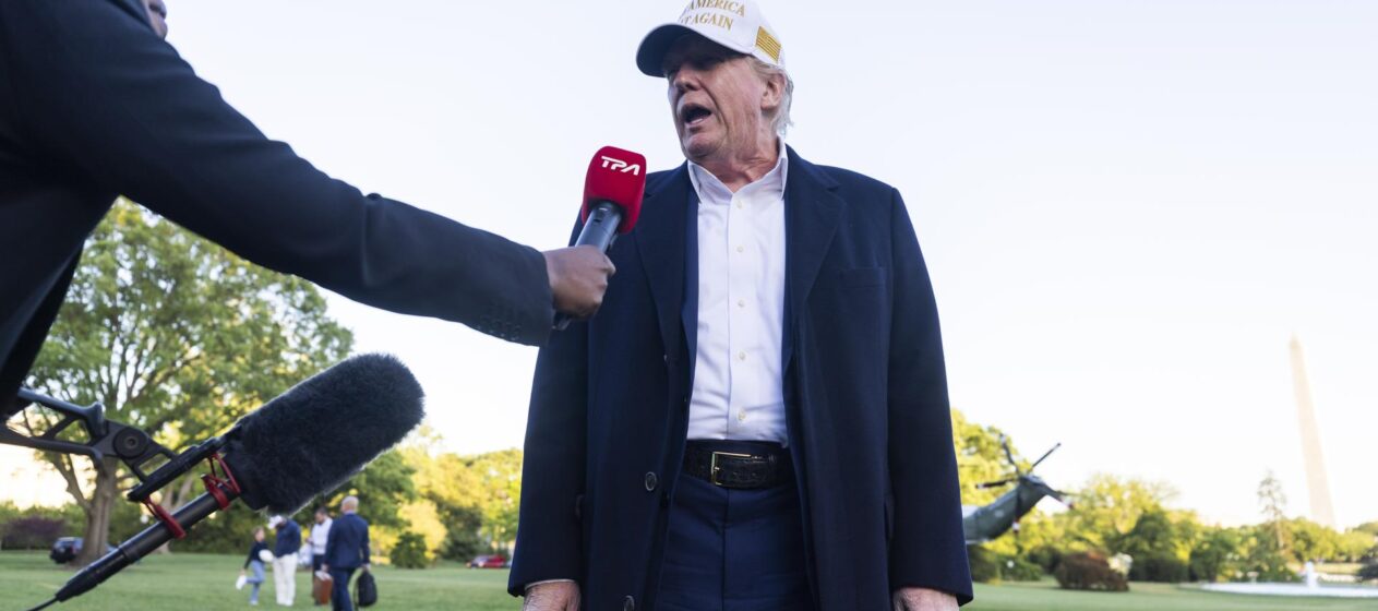 WASHINGTON (United States), 28/04/2025.- US President Donald Trump returns to the White House from his New Jersey golf club in Washington, DC, USA, 27 April 2024. As his presidency approaches the 100-day mark, a new Washington Post-ABC News-Ipsos poll puts his approval rating at 39 percent. EFE/EPA/JIM LO SCALZO / POOL
