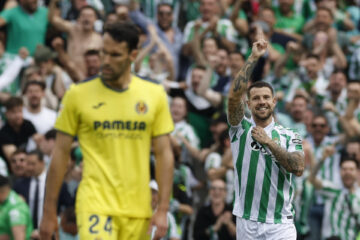 El defensa del Betis Aitor Ruibal celebra tras anotar el primero gol del equipo este domingo, durante el partido de la jornada 31 de LaLiga EA Sports, entre el Real Betis Balompié y el Villarreal CF, en el estadio Benito Villamarín de Sevilla. EFE/ Julio Muñoz