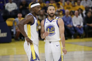 El escolta de Golden State Warriors Stephen Curry (d) y su compañero el alero Jimmy Butler conversan en un momento del partido contra Memphis Grizzlies disputado en San Francisco. EFE/EPA/JOHN G. MABANGLO SHUTTERSTOCK OUT