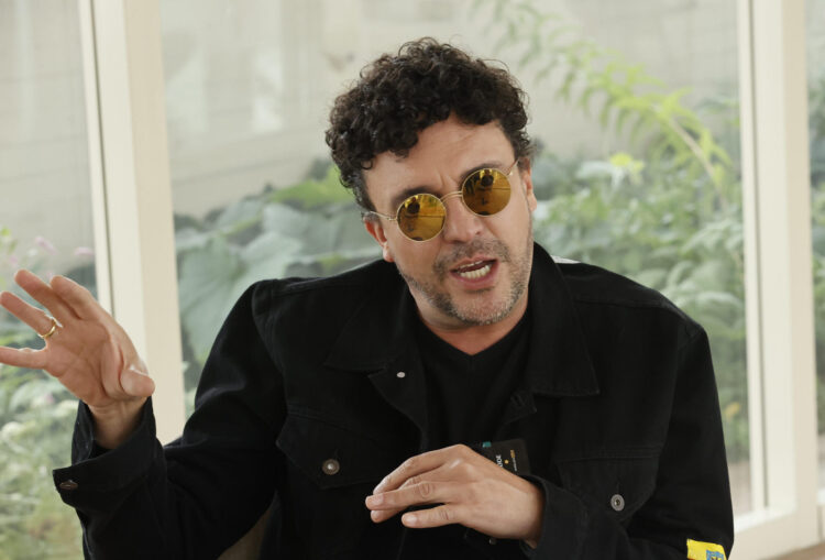 Fotografía del 21 de abril de 2025 del cantante colombiano Andrés Cepeda hablando durante una entrevista con EFE en Bogotá (Colombia). EFE/ Mauricio Dueñas Castañeda