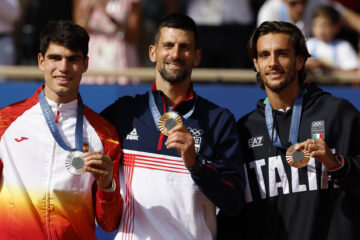 El serbio Novak Djokovic (c-oro) y el español Carlos Alcaraz (i-plata) comparten el podio de los Juegos de París junto al italiano Lorenzo Musetti (d-bronce). EFE/Juanjo Martín