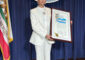 Fotografía cedida por 11:11 Public Relations de la cantante española Natalia Jiménez posando con su certificado de la Proclamación Oficial de la Ciudad de Los Ángeles este viernes, en la sede de la Alcaldía de Los Ángeles (Estados Unidos). EFE/11:11 Public Relations