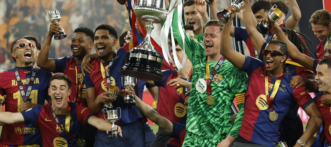 Los jugadores del FC Barcelona celebran su victoria en la final de la Copa del Rey a la finalización del encuentro ante el Real Madrid. EFE / Julio Muñoz