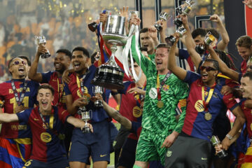 Los jugadores del FC Barcelona celebran su victoria en la final de la Copa del Rey a la finalización del encuentro ante el Real Madrid. EFE / Julio Muñoz