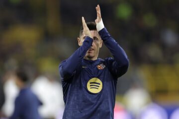 Robert Lewandowski del Barcelona saluda a los aficionados mientras calienta antes del partido de vuelta de cuartos de final de la Liga de Campeones ante el Borussia Dortmund en el estadio Signal Iduna Park (Alemania). EFE/EPA/Christopher Neundorf