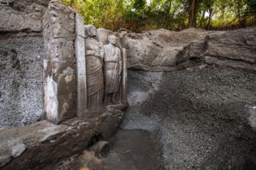 Un relieve funerario que representa a un hombre y una mujer que forma parte de una tumba monumental en una necrópolis de Pompeya fue hallado durante una excavación de un proyecto de investigación de la Universidad de Valencia (España), informó este martes el Parque Arqueológico de esta antigua ciudad romana (sur de Italia). El descubrimiento se hizo mientras arqueólogos excavaban el área como parte del proyecto "Investigando la arqueología de la muerte" de la Universidad de Valencia, bajo dirección científica del profesor Llorenç Alapont.-EFE/Alfio Giannotti (Parque Arqueológico de Pompeya)