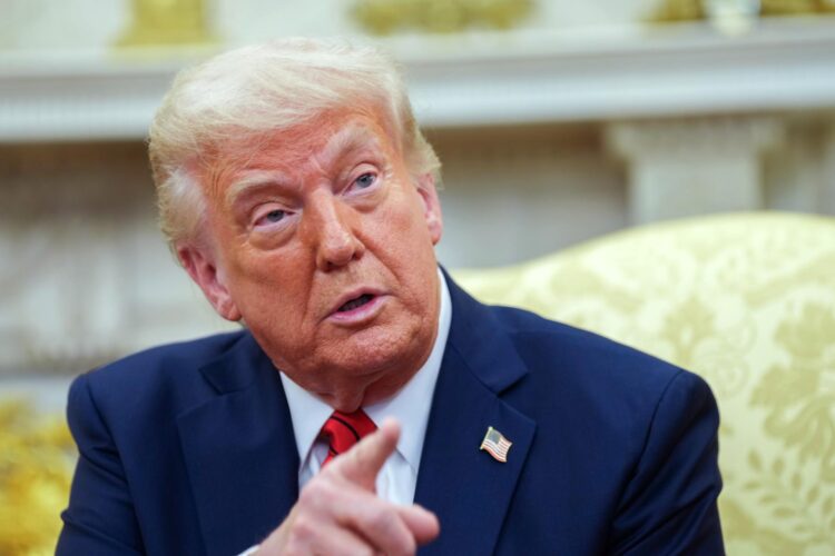 El presidente de Estados Unidos, Donald Trump, habla durante una reunión con la primera ministra italiana Giorgia Meloni en la Oficina Oval. EFE/EPA/CHRIS KLEPONIS / POOL