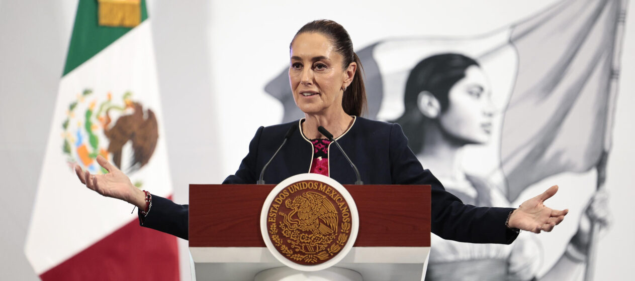 MEX1196. CIUDAD DE MÉXICO (MÉXICO), 29/04/2025.- La presidenta de México, Claudia Sheinbaum, habla en una rueda de prensa este martes, en el Palacio Nacional, en Ciudad de México (México). Sheinbaum afirmó que el país entregará agua hasta donde se puede a Estados Unidos, como parte del acuerdo al que llegaron el lunes para cumplir y resolver la polémica sobre el Tratado de Aguas de 1944. EFE/José Méndez