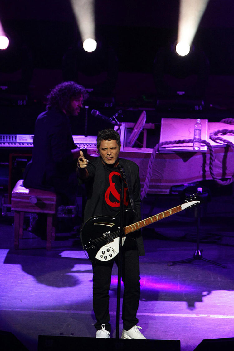 Fotografía de archivo del 1 de octubre de 2013 del cantante y compositor español Alejandro Sanz durante un concierto en el Auditorio Nacional de Ciudad de México (México). EFE/ Mario Guzmán