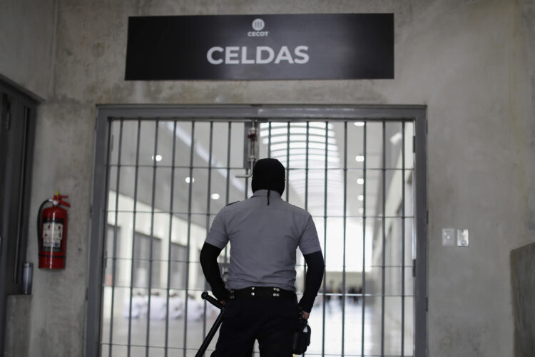 Fotografía de archivo de un guardia en el Centro de Confinamiento para el Terrorismo (Cecot), en Tecoluca (El Salvador). EFE/Rodrigo Sura