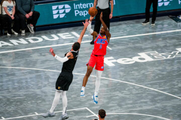 El canadiense Shai Gilgeous-Alexander (d), estrella de Oklahoma City Thunders y candidato a MVP de la temporada, en la imagen defendido por el español Santi Aldama, de Memphis Grizzlies. EFE/ Matthew A. Smith