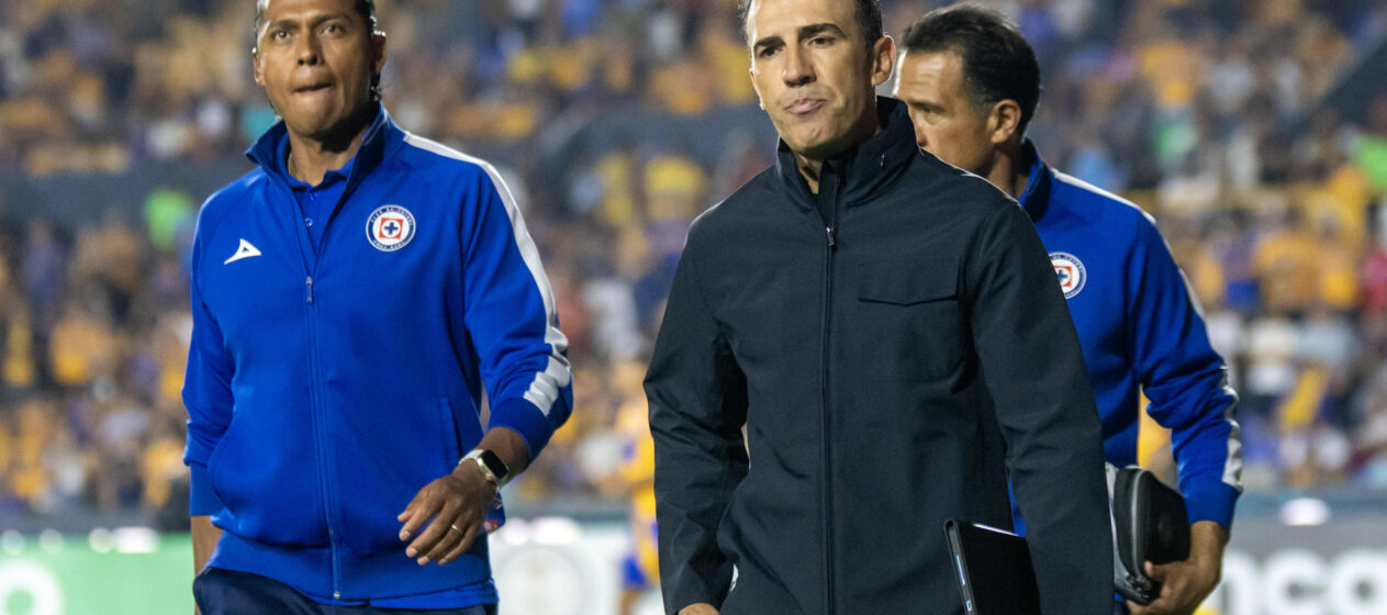 Vicente Sánchez (d), entrenador de Cruz Azul, dirige en un partido de la semifinal de ida de la Concacaf Champions Cup entre Tigres y Cruz Azul, en el estadio Universitario de Monterrey (México). Imagen de archivo. EFE/ Miguel Sierra
