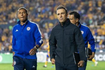 Vicente Sánchez (d), entrenador de Cruz Azul, dirige en un partido de la semifinal de ida de la Concacaf Champions Cup entre Tigres y Cruz Azul, en el estadio Universitario de Monterrey (México). Imagen de archivo. EFE/ Miguel Sierra