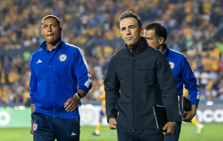 Vicente Sánchez (d), entrenador de Cruz Azul, dirige en un partido de la semifinal de ida de la Concacaf Champions Cup entre Tigres y Cruz Azul, en el estadio Universitario de Monterrey (México). Imagen de archivo. EFE/ Miguel Sierra
