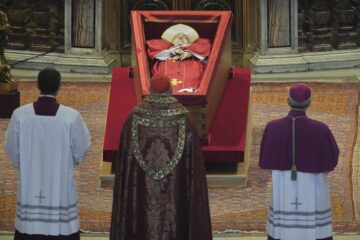 El cardenal camarlengo Kevin Joseph Farrell (c) observa el cuerpo del Papa Francisco en el interior de la Basílica de San Pedro este miércoles, en la Ciudad del Vaticano. EFE/EPA/ Andrew Medichini / POOL
