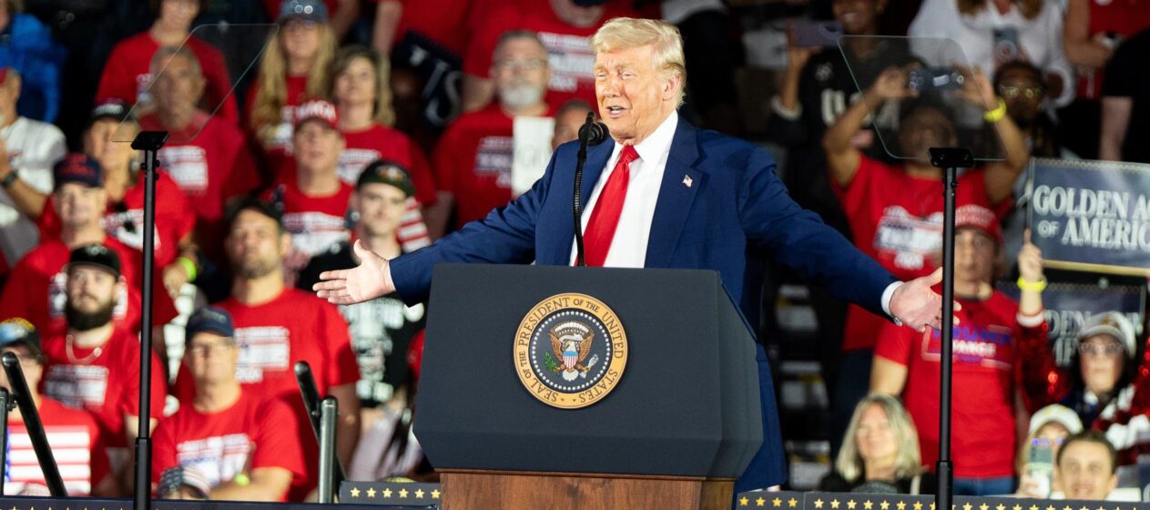 El presidente estadounidense, Donald Trump, durante el acto de celebración de los primeros 100 días de su segundo mandato, este martes, 29 de abril, en Warren (MI, EE.UU.). EFE/Dieu-Nalio Chery