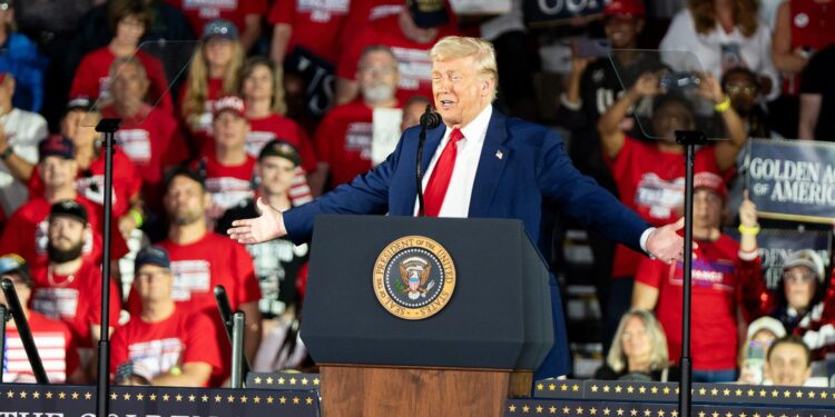 El presidente estadounidense, Donald Trump, durante el acto de celebración de los primeros 100 días de su segundo mandato, este martes, 29 de abril, en Warren (MI, EE.UU.). EFE/Dieu-Nalio Chery