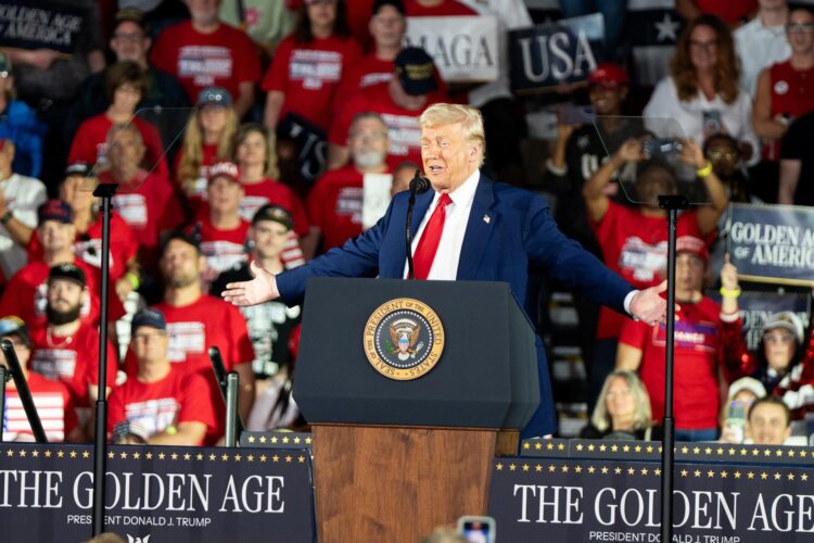 El presidente estadounidense, Donald Trump, durante el acto de celebración de los primeros 100 días de su segundo mandato, este martes, 29 de abril, en Warren (MI, EE.UU.). EFE/Dieu-Nalio Chery