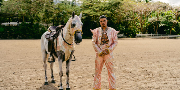 USA1903. LOS ÁNGELES (CA, EEUU), 11/04/2025.- Fotografía promocional cedida por Sony Music donde aparece el cantante puertorriqueño Rauw Alejandro quien ha presentado 'Carita linda', un tema en el que fusiona la neo-bomba con los ritmos tradicionales de su país natal, al que rinde homenaje, y que es el primer single del álbum 'Cosa nuestra II'. El videoclip de 'Carita linda', que se puede ver ya en todas las plataformas digitales, está dirigido por Martin Seipel y El Zorro en Puerto Rico, señala la discográfica Sony Music en su web. EFE/Sony Music
