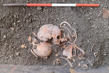 Una investigación publicada este miércoles reconstruye cómo los residentes de una casa de la antigua Pompeya intentaron salvarse de la erupción del Vesubio que destruyó la urbe el 79 d.C., encerrándose en una habitación bloqueada con una cama, en "los últimos momentos de una vida interrumpida bruscamente", reveló este miércoles el parque arqueológico del yacimiento. EFE/Parque Arqueológico de Pompeya