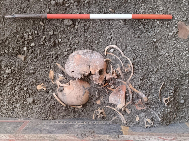 Una investigación publicada este miércoles reconstruye cómo los residentes de una casa de la antigua Pompeya intentaron salvarse de la erupción del Vesubio que destruyó la urbe el 79 d.C., encerrándose en una habitación bloqueada con una cama, en "los últimos momentos de una vida interrumpida bruscamente", reveló este miércoles el parque arqueológico del yacimiento. EFE/Parque Arqueológico de Pompeya