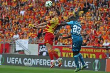 El futbolista del Jagiellonia Kristoffer Hansen (I) en acción contra el del Real Betis Youssouf Sabaly (D) en el partido de la Liga Conferencia. EFE/EPA/Artur Reszko POLAND OUT