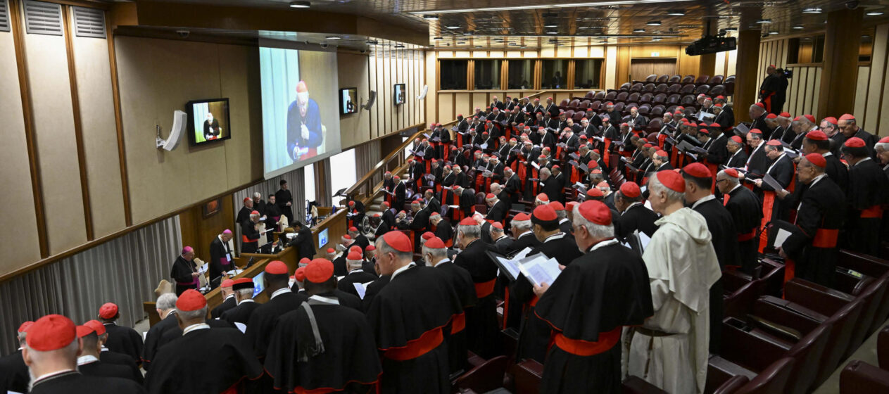 En la imagen, las reuniones en las que los purpurados que entrarán en la Capilla Sixtina se van conociendo y concretando un perfil para el próximo pontífice. Estado Vaticano/Mario Tomassetti