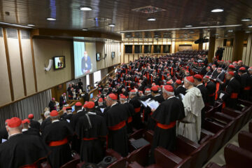 En la imagen, las reuniones en las que los purpurados que entrarán en la Capilla Sixtina se van conociendo y concretando un perfil para el próximo pontífice. Estado Vaticano/Mario Tomassetti