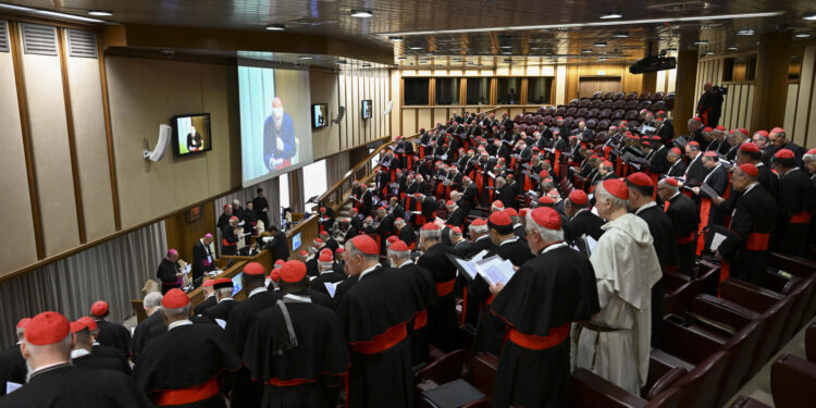 En la imagen, las reuniones en las que los purpurados que entrarán en la Capilla Sixtina se van conociendo y concretando un perfil para el próximo pontífice. Estado Vaticano/Mario Tomassetti