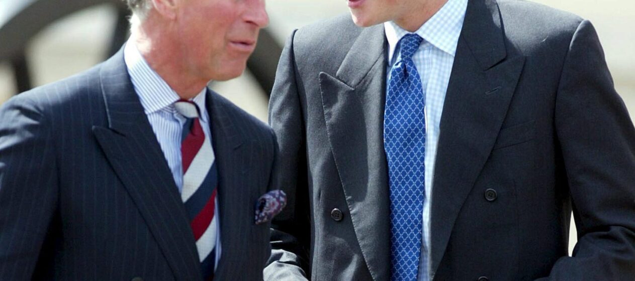Imagen de archivo del rey Carlos III y su hijo menor, el príncipe Enrique. EFE / GERRY PENNY